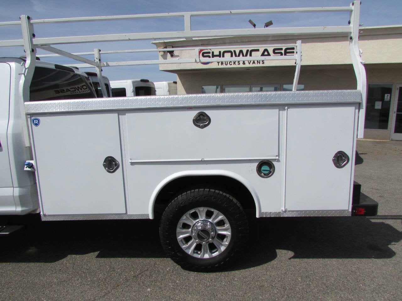 2022 Ford Super Duty F-350 SRW XLT 4x4 4dr Crew Cab 179 in. WB SRW Chassis